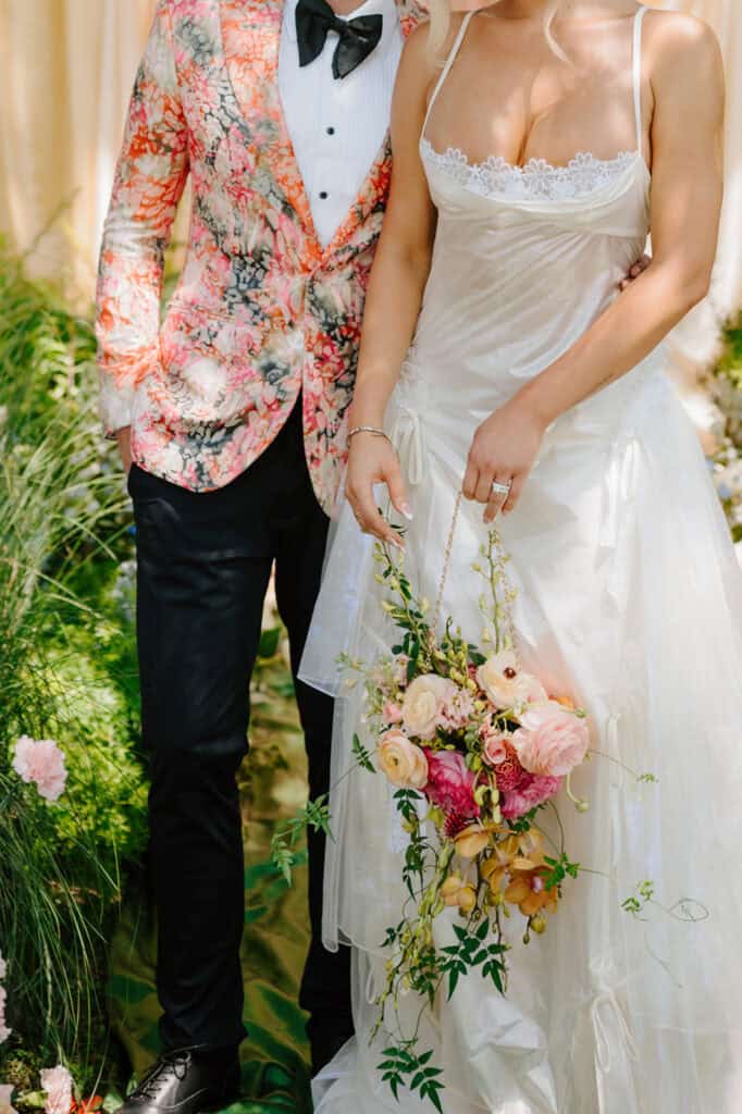 Garden wedding editorial at Sandlewood Manor with vintage cars and colorful tablescapes, designed by Épris Events – photo by Alecca Synclair Photography