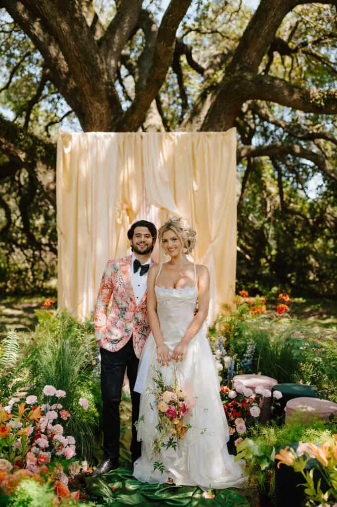 Garden wedding editorial at Sandlewood Manor with vintage cars and colorful tablescapes, designed by Épris Events – photo by Alecca Synclair Photography