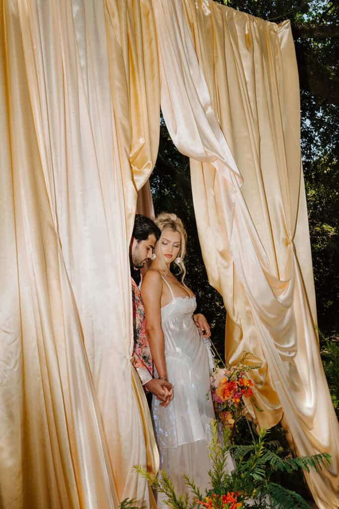 Garden wedding editorial at Sandlewood Manor with vintage cars and colorful tablescapes, designed by Épris Events – photo by Alecca Synclair Photography