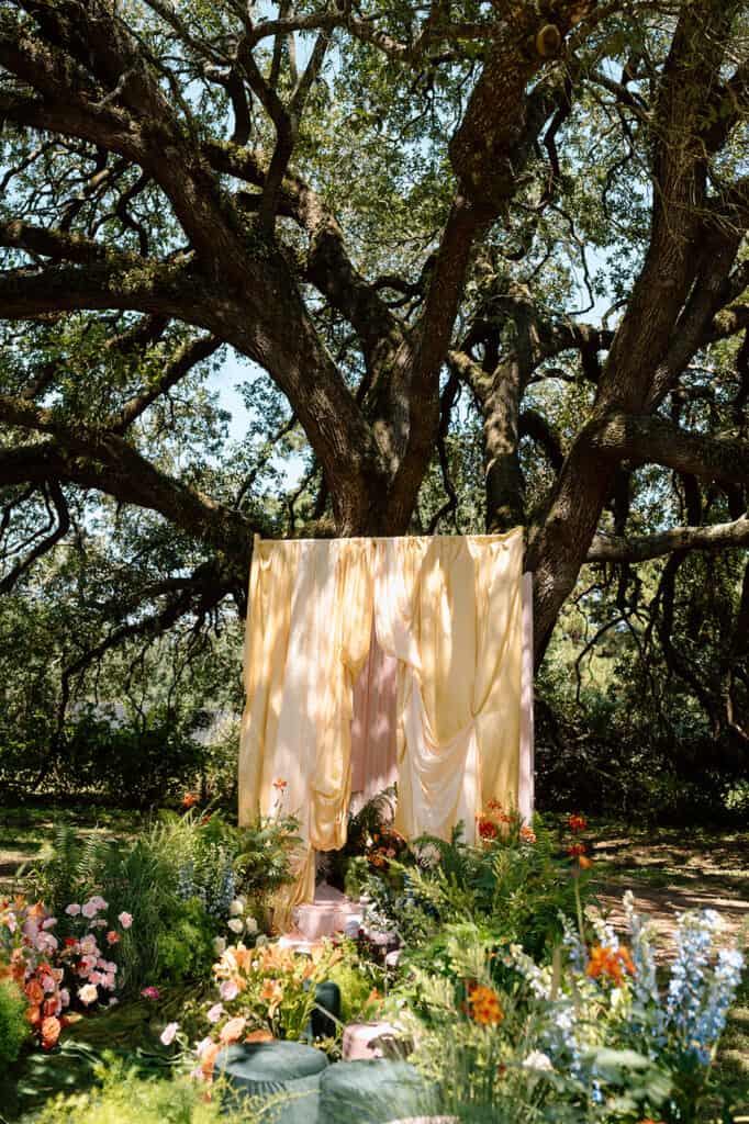 Garden wedding editorial at Sandlewood Manor with vintage cars and colorful tablescapes, designed by Épris Events – photo by Alecca Synclair Photography