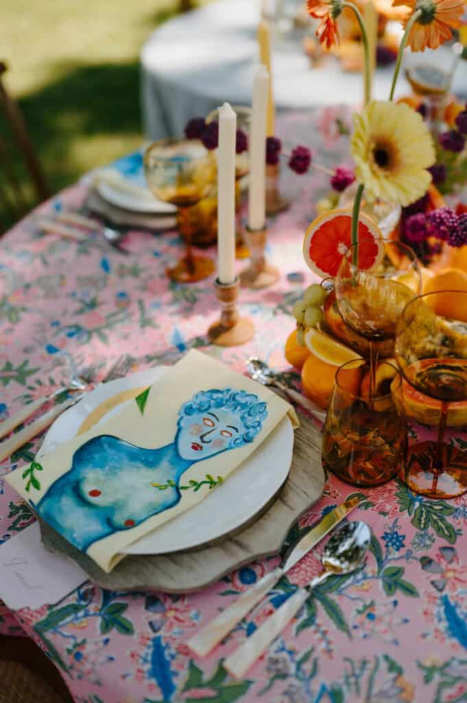 Garden wedding editorial at Sandlewood Manor with vintage cars and colorful tablescapes, designed by Épris Events – photo by Alecca Synclair Photography