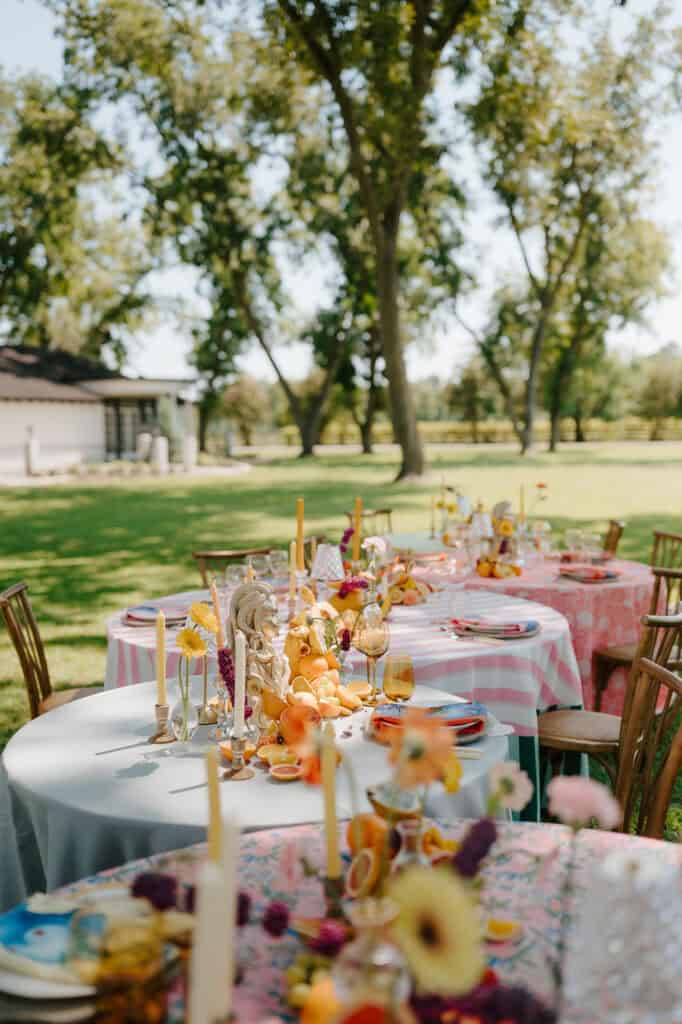 Garden wedding editorial at Sandlewood Manor with vintage cars and colorful tablescapes, designed by Épris Events – photo by Alecca Synclair Photography