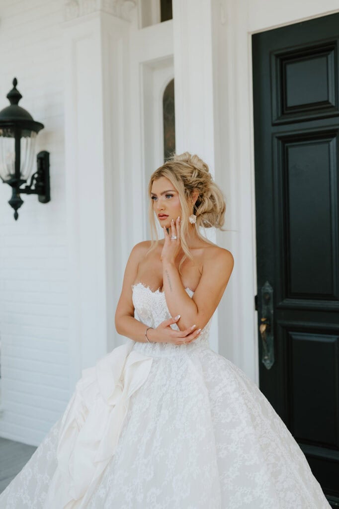 Garden wedding editorial at Sandlewood Manor with vintage cars and colorful tablescapes, designed by Épris Events – photo by Alecca Synclair Photography