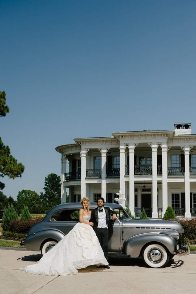Garden wedding editorial at Sandlewood Manor with vintage cars and colorful tablescapes, designed by Épris Events – photo by Alecca Synclair Photography