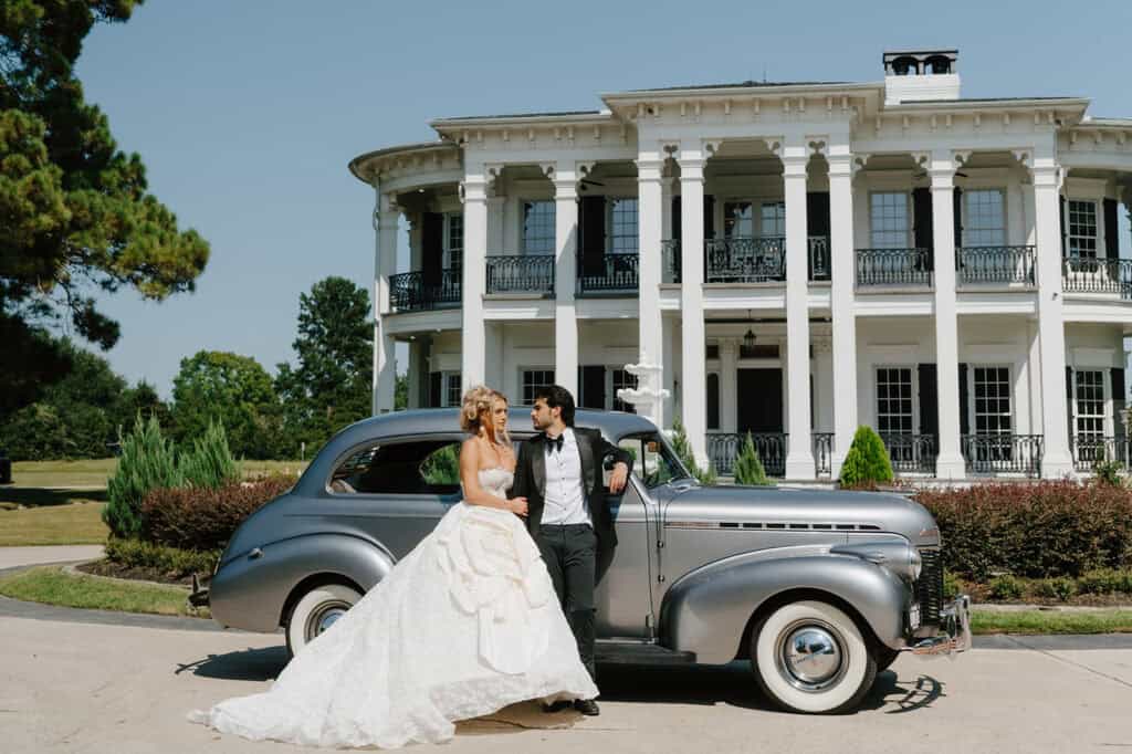 Garden wedding editorial at Sandlewood Manor with vintage cars and colorful tablescapes, designed by Épris Events – photo by Alecca Synclair Photography