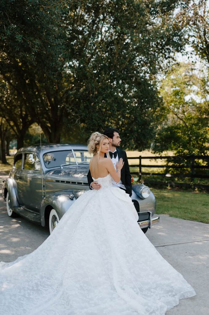 Garden wedding editorial at Sandlewood Manor with vintage cars and colorful tablescapes, designed by Épris Events – photo by Alecca Synclair Photography