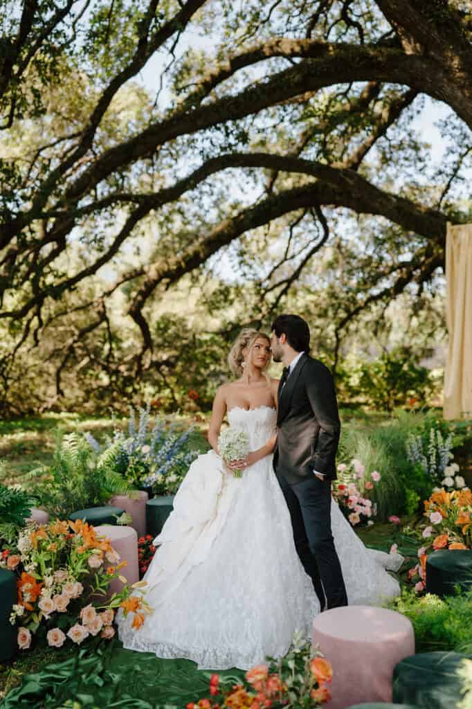 Garden wedding editorial at Sandlewood Manor with vintage cars and colorful tablescapes, designed by Épris Events – photo by Alecca Synclair Photography
