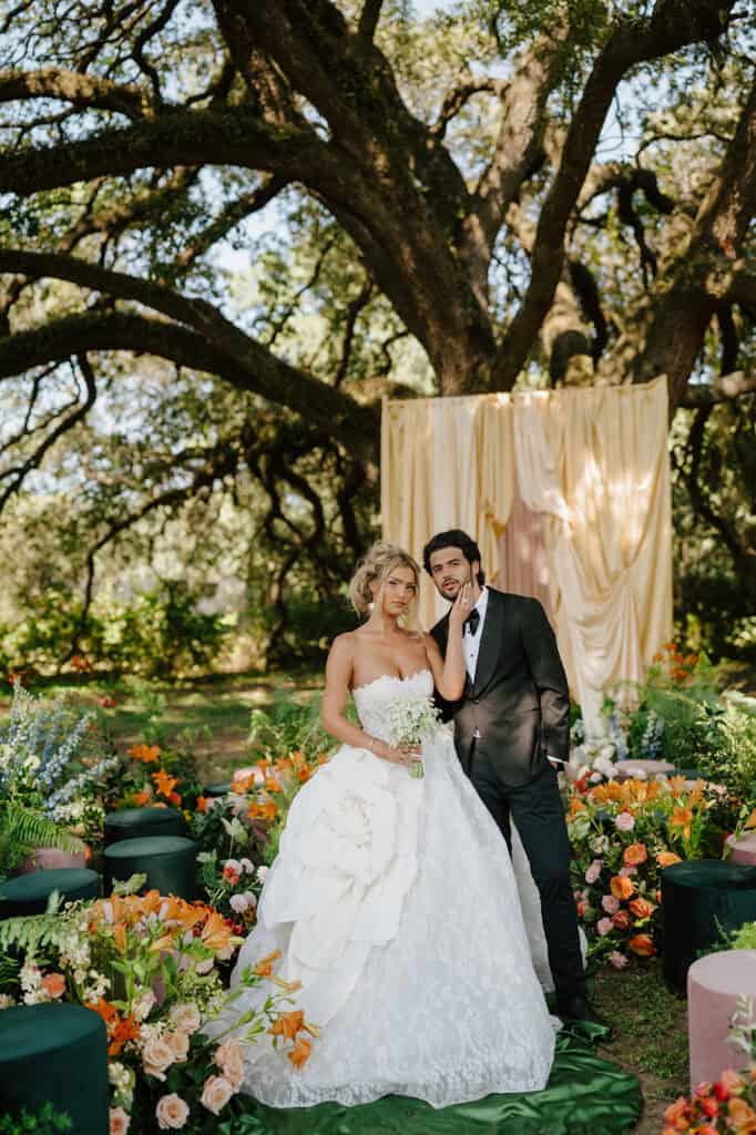 Garden wedding editorial at Sandlewood Manor with vintage cars and colorful tablescapes, designed by Épris Events – photo by Alecca Synclair Photography