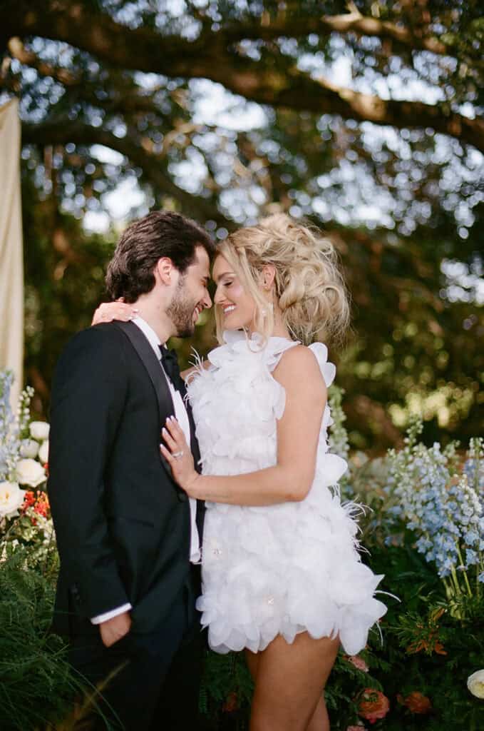 Garden wedding editorial at Sandlewood Manor with vintage cars and colorful tablescapes, designed by Épris Events – photo by Alecca Synclair Photography