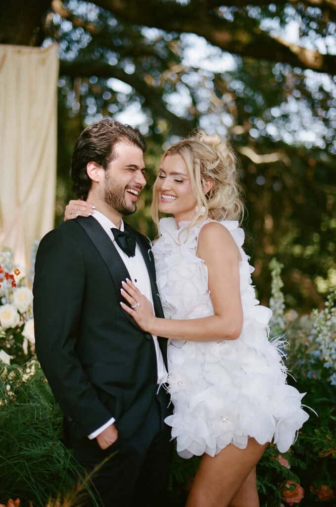 Garden wedding editorial at Sandlewood Manor with vintage cars and colorful tablescapes, designed by Épris Events – photo by Alecca Synclair Photography