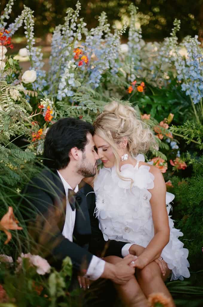 Garden wedding editorial at Sandlewood Manor with vintage cars and colorful tablescapes, designed by Épris Events – photo by Alecca Synclair Photography