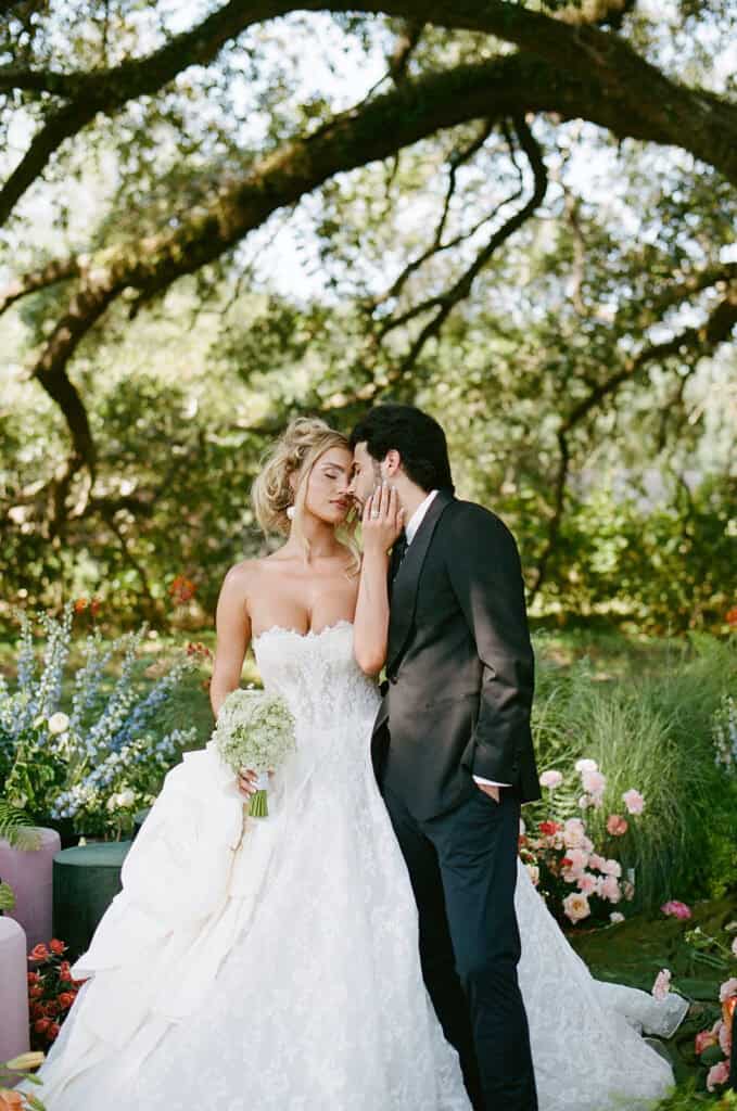 Garden wedding editorial at Sandlewood Manor with vintage cars and colorful tablescapes, designed by Épris Events – photo by Alecca Synclair Photography