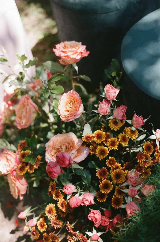 Garden wedding editorial at Sandlewood Manor with vintage cars and colorful tablescapes, designed by Épris Events – photo by Alecca Synclair Photography